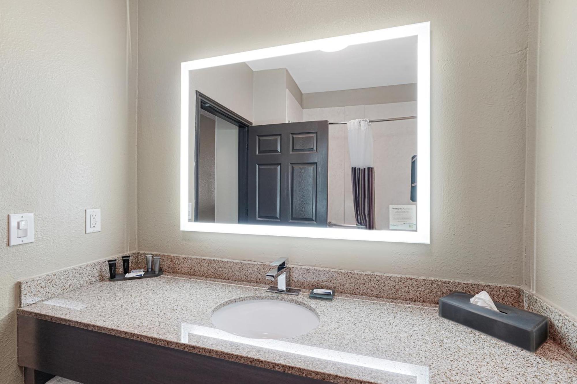 La Quinta By Wyndham Houston Hobby Airport Exterior foto